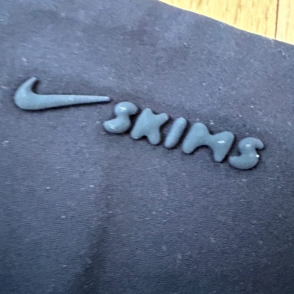 NWT NikeSKIMS Matte High-Waisted 29” Leggings Obsidian Size Small - Picture 2 of 8